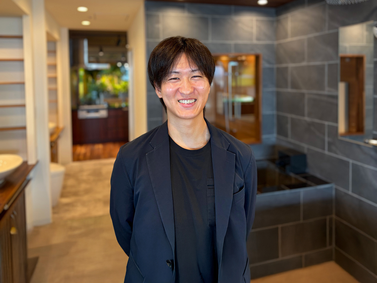 笑顔で立つ営業職のS・Sさん
