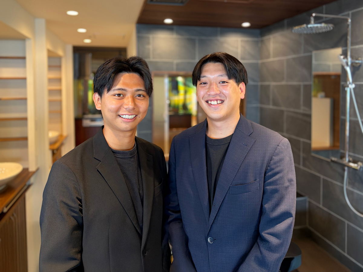 並んで微笑む営業職のH・SさんとT・Yさん